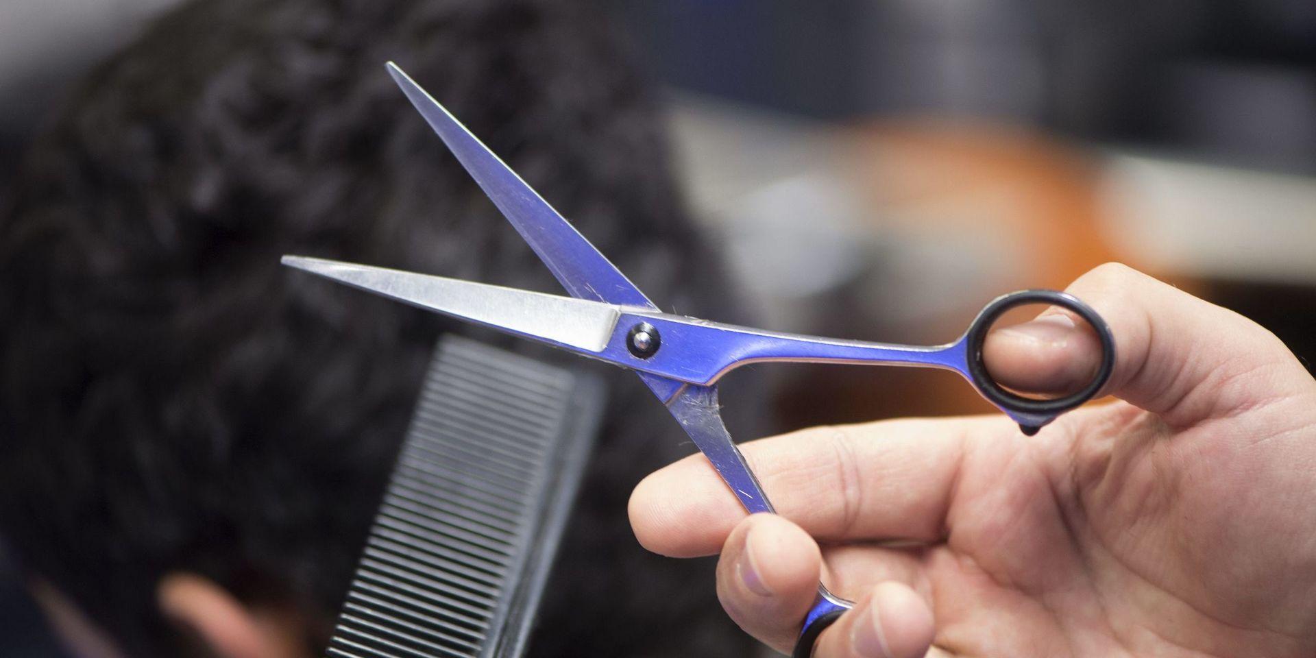 Enligt insändare har 70 plus-kunder svårt att hitta frisörer som vill ta emot dem på ett  covid-säkert sätt.