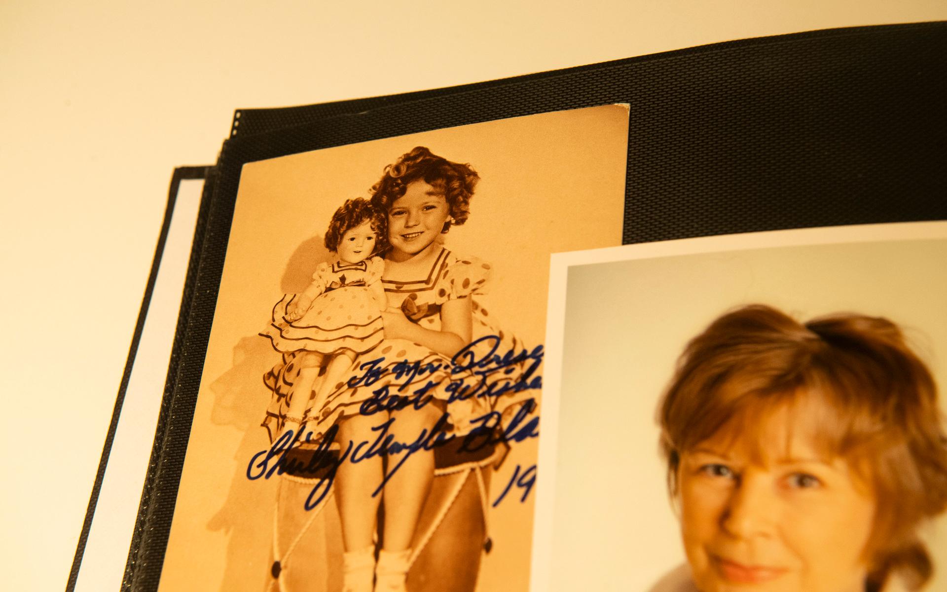 Barnskådisen Shirley Temple med sina korkskruvslockar.