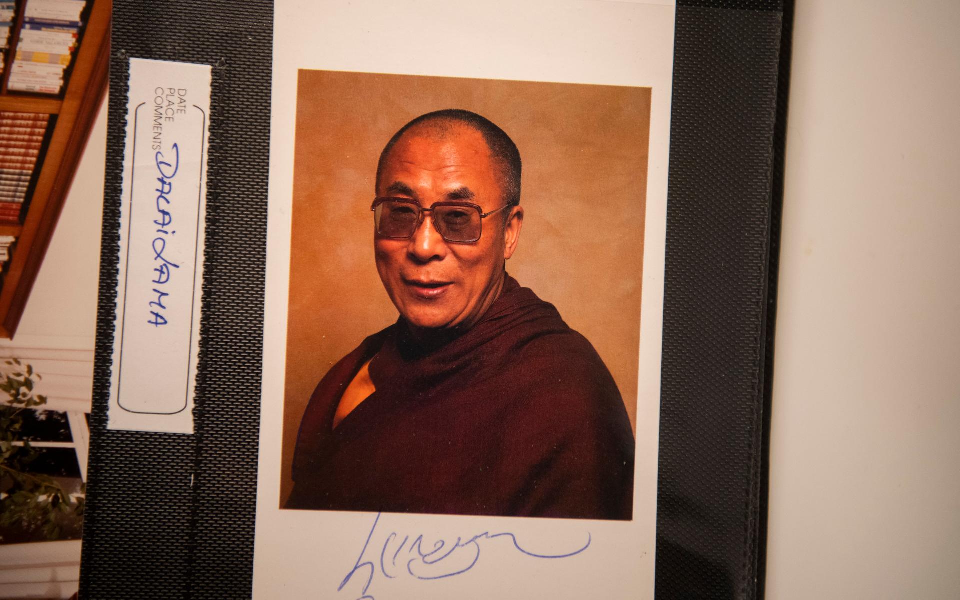 Dalai Lama, som är känd för att möta utmaningar med visdom.