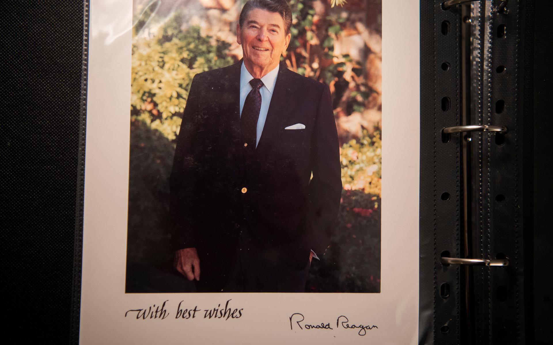 Den före detta amerikanske presidenten Ronald Reagan började som skådespelare och var van autografskrivare. Men när Uno fick kontakt med honom var Reagan dement och skrev inte längre sin namnteckning för hand utan med hjälp av autopen.