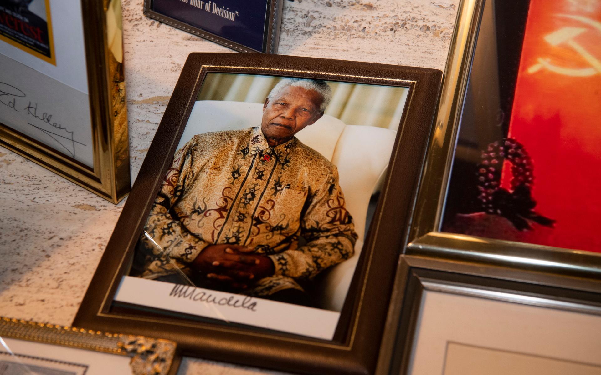 Sydafrikas tidigare presidenten Nelson Mandela fick även Nobels fredspris (bland över 250 andra utmärkelser – många av dem för sin kamp mot apartheid).
