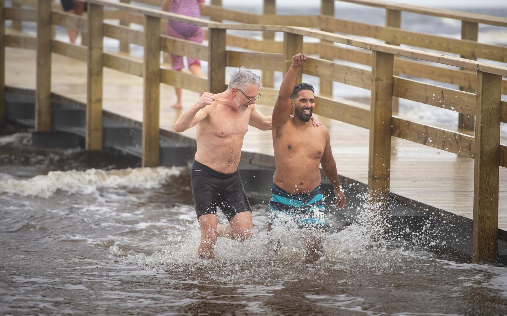 Per Brolléus och Daniel Sanjay hade all rätt att känna sig nöjda efter sitt dopp. Enligt uppgift var det tre grader i vattnet under lördagens invigning.