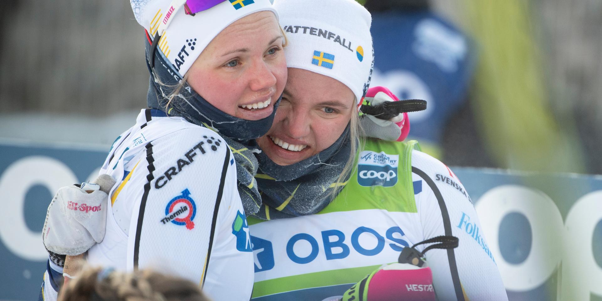 Emma Ribom (till vänster) kramar om Linn Svahn efter ett världscuplopp i Falun förra säsongen. Arkivbild.