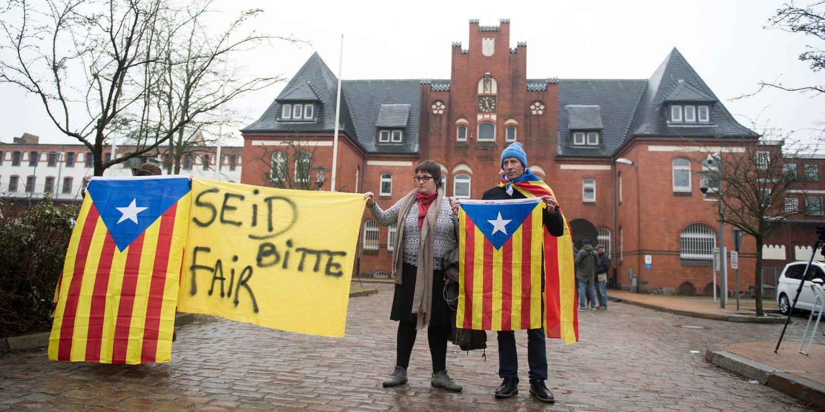 Förespråkare för ett självständigt Katalonien demonstrerar utanför häktet i tyska Neumünster, där Carles Puigdemont har suttit frihetsberövad.
