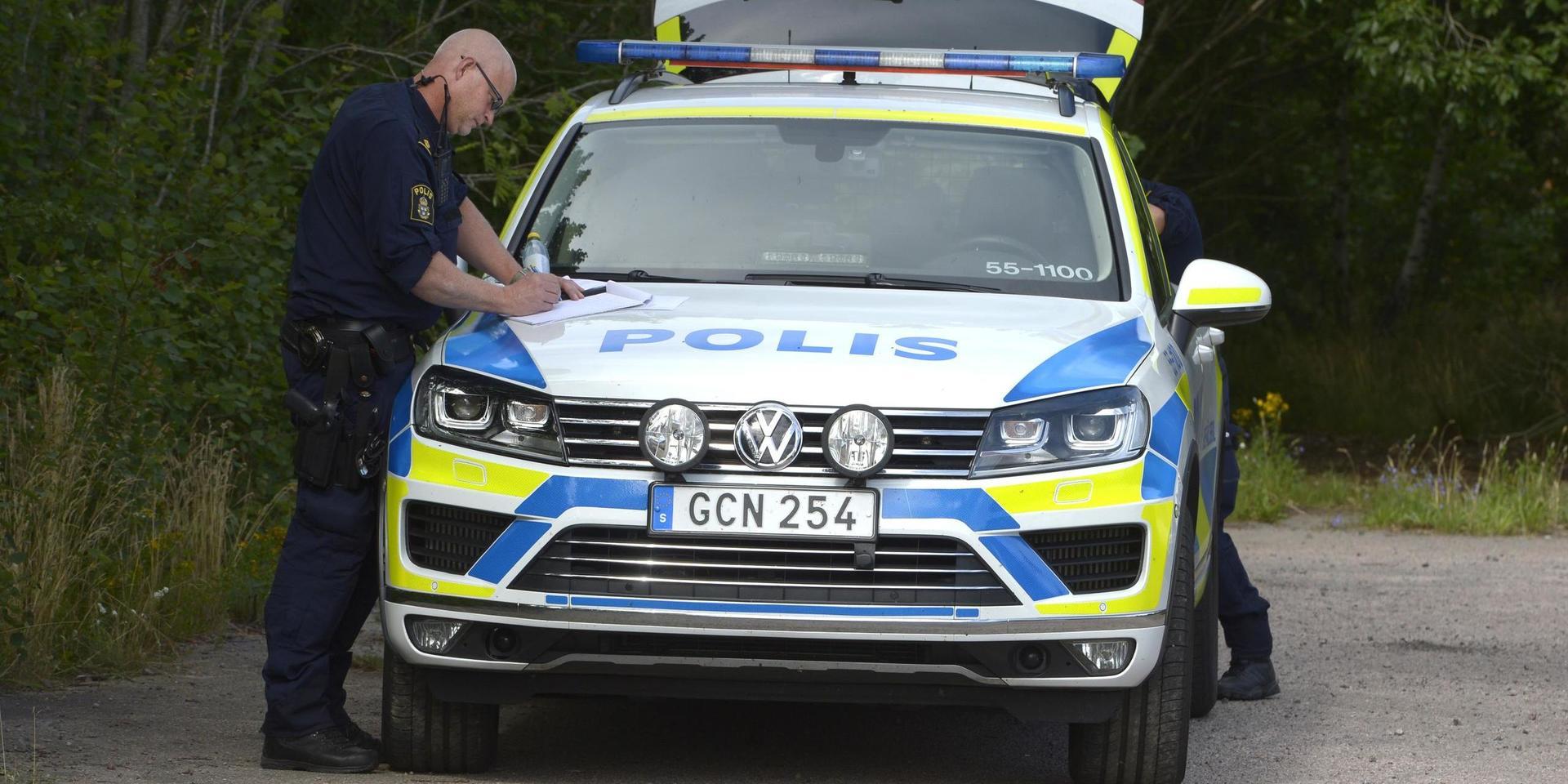 Ett större polispådrag inleddes efter att kvinna i 80-årsåldern blivit stucken med ett vasst föremål i Falkenberg på lördagseftermiddagen.