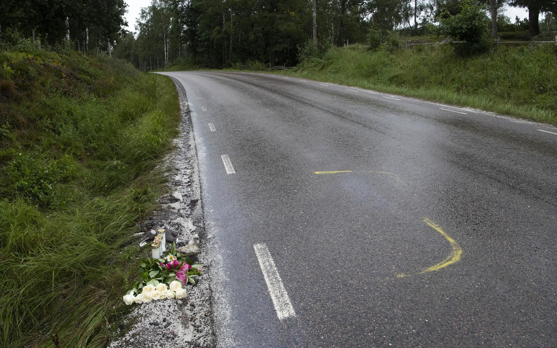 Ett antal personer har lämnat blommor och tänt ljus vid olycksplatsen på Oskarströmsvägen.