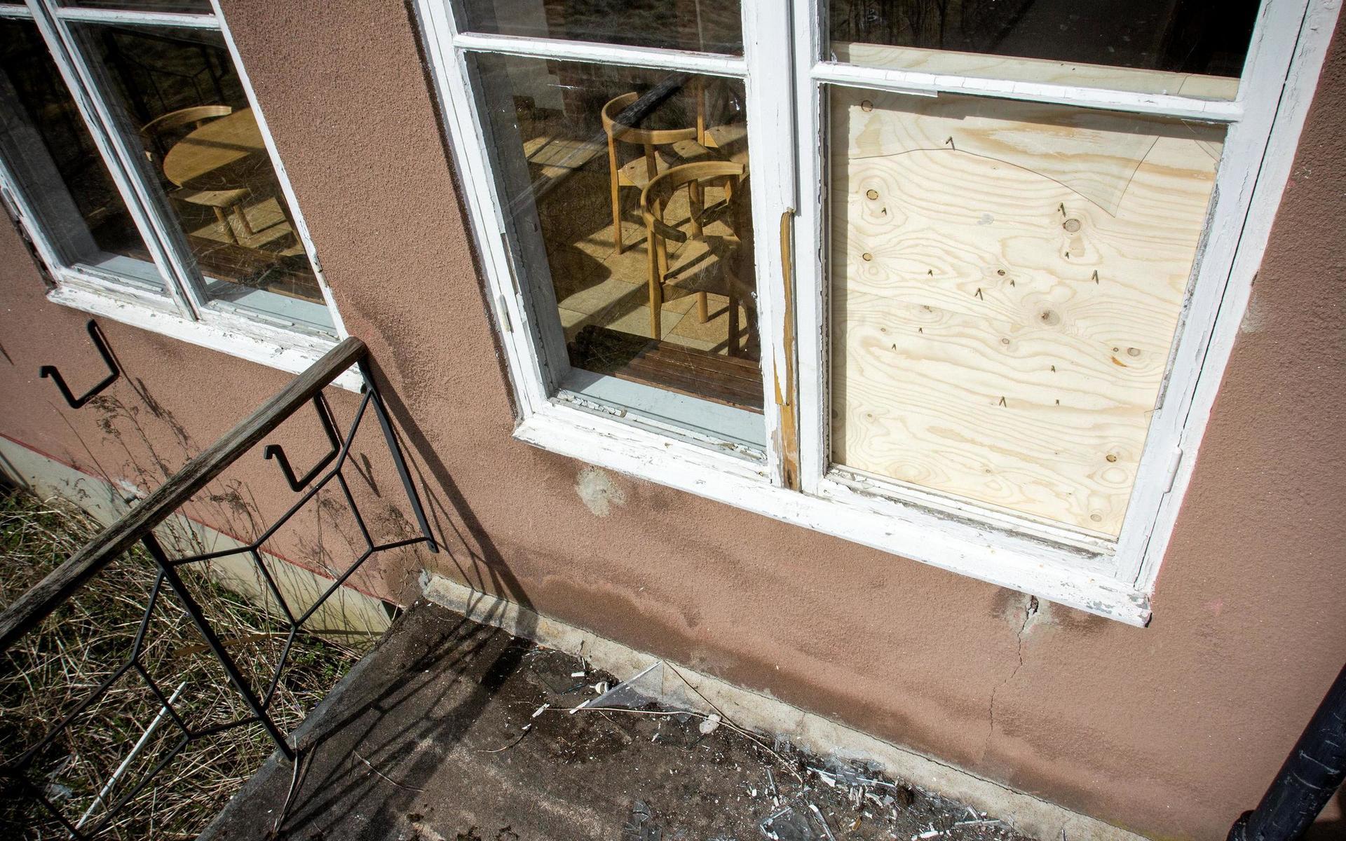 Krossade fönster på Björkliden i Knäred.