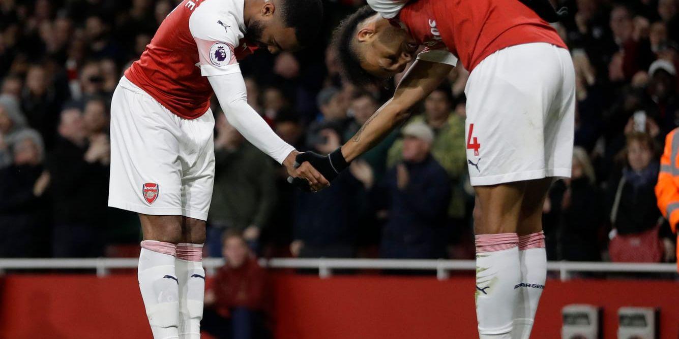 Arsenals Alexandre Lacazette tackar lagkamraten Pierre-Emerick Aubameyang för framspelningen till 2–0-målet mot Newcastle.