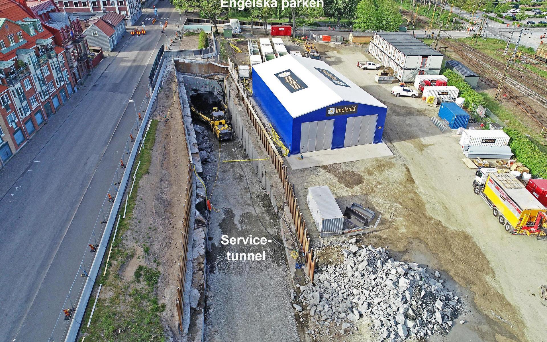 Mitt i centrala Varberg har arbetet inletts med att bygga en servicetunnel.