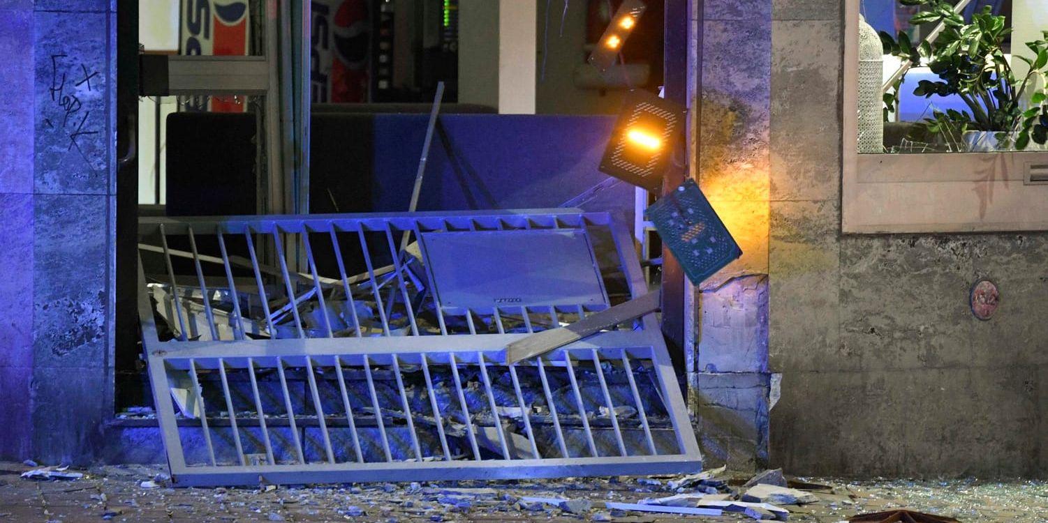En kraftig explosion förstörde vid midnatt natten till onsdagen entrén till en trafikskola i centrala Malmö.