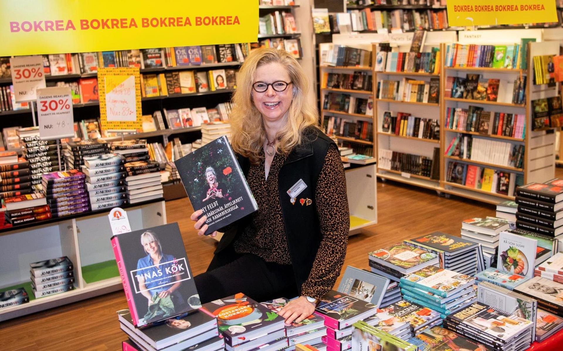 Ulrika Larsson, ägare av Akademibokhandeln i Halmstads centrum, berättat att butiken även kommer att sälja böcker i den närliggande lokalen där Gina Tricot tidigare låg.