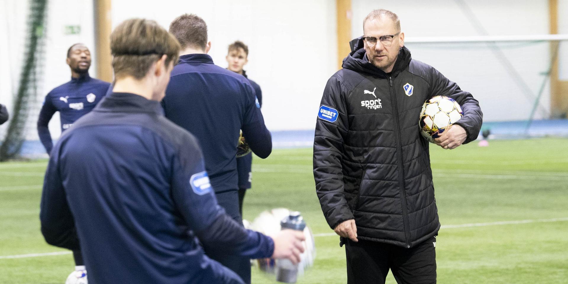 HBK:s manager Magnus Haglund har en sliten spelartrupp en vecka före första gruppspelsmatchen i Svenska cupen.