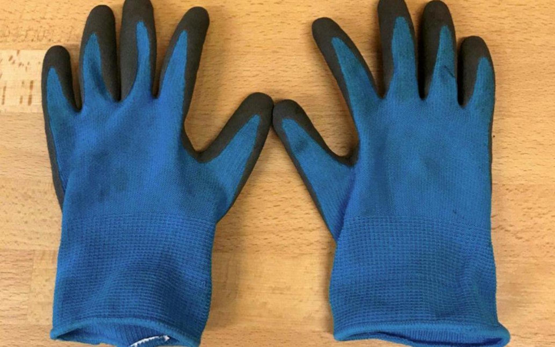Handskarna som den misstänkta mannen hade på sig när han kom in på restaurangen. Enligt ett vittne höll han händerna för ansiktet, enligt honom själv använda han handskar på grund av corona.