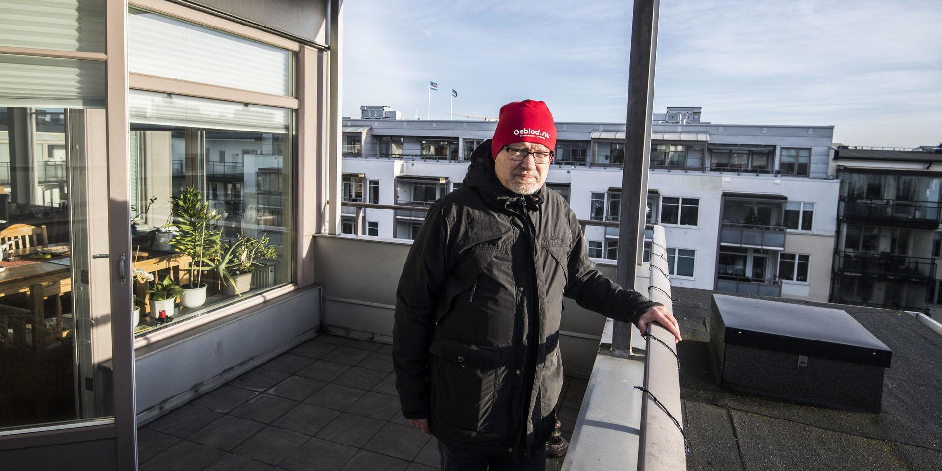Claes-Göran Klittby på sin balkong som han ännu inte har fått glasa in.