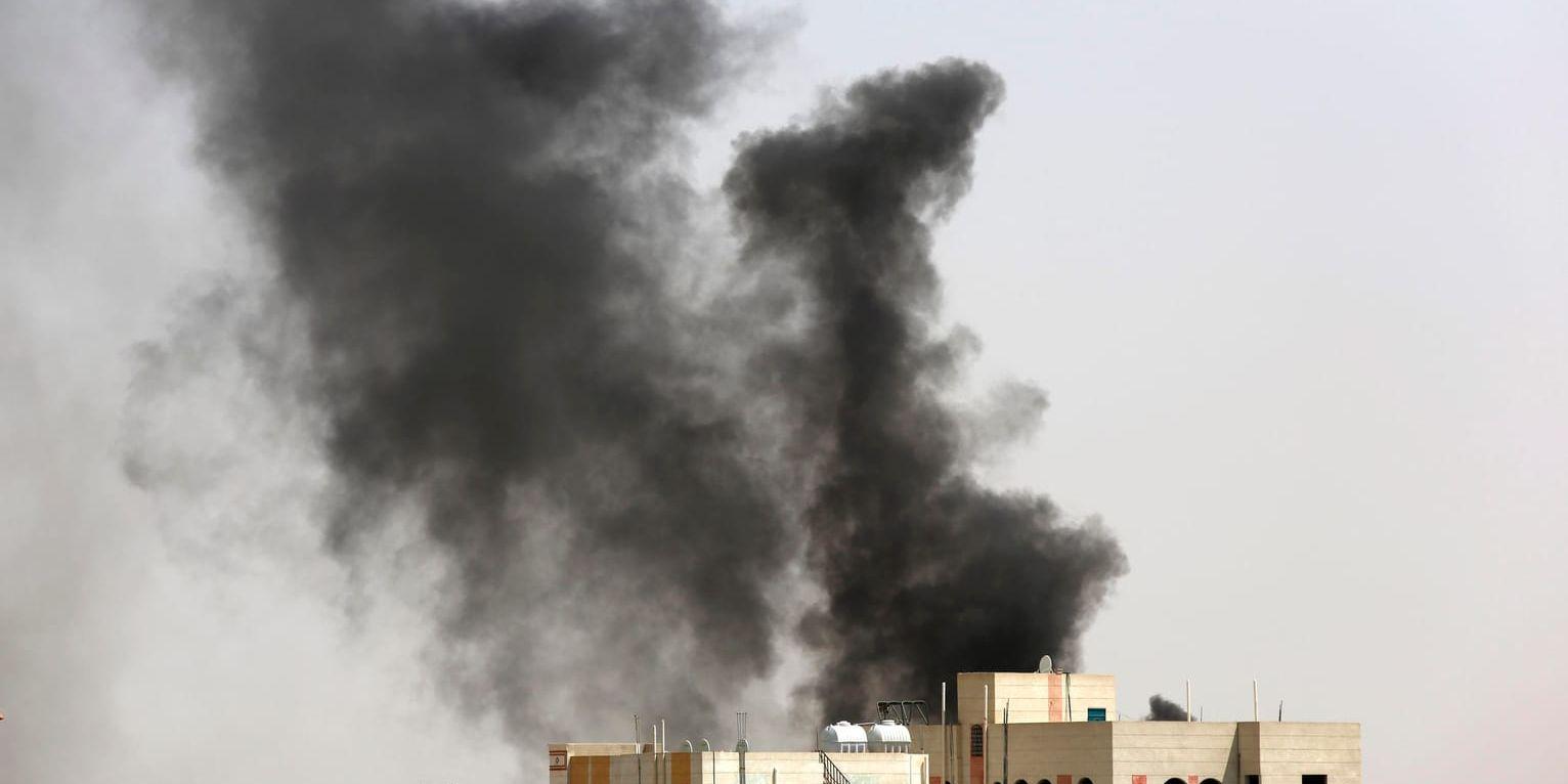 Saudiskt flyg bombar Jemens huvudstad Saana.