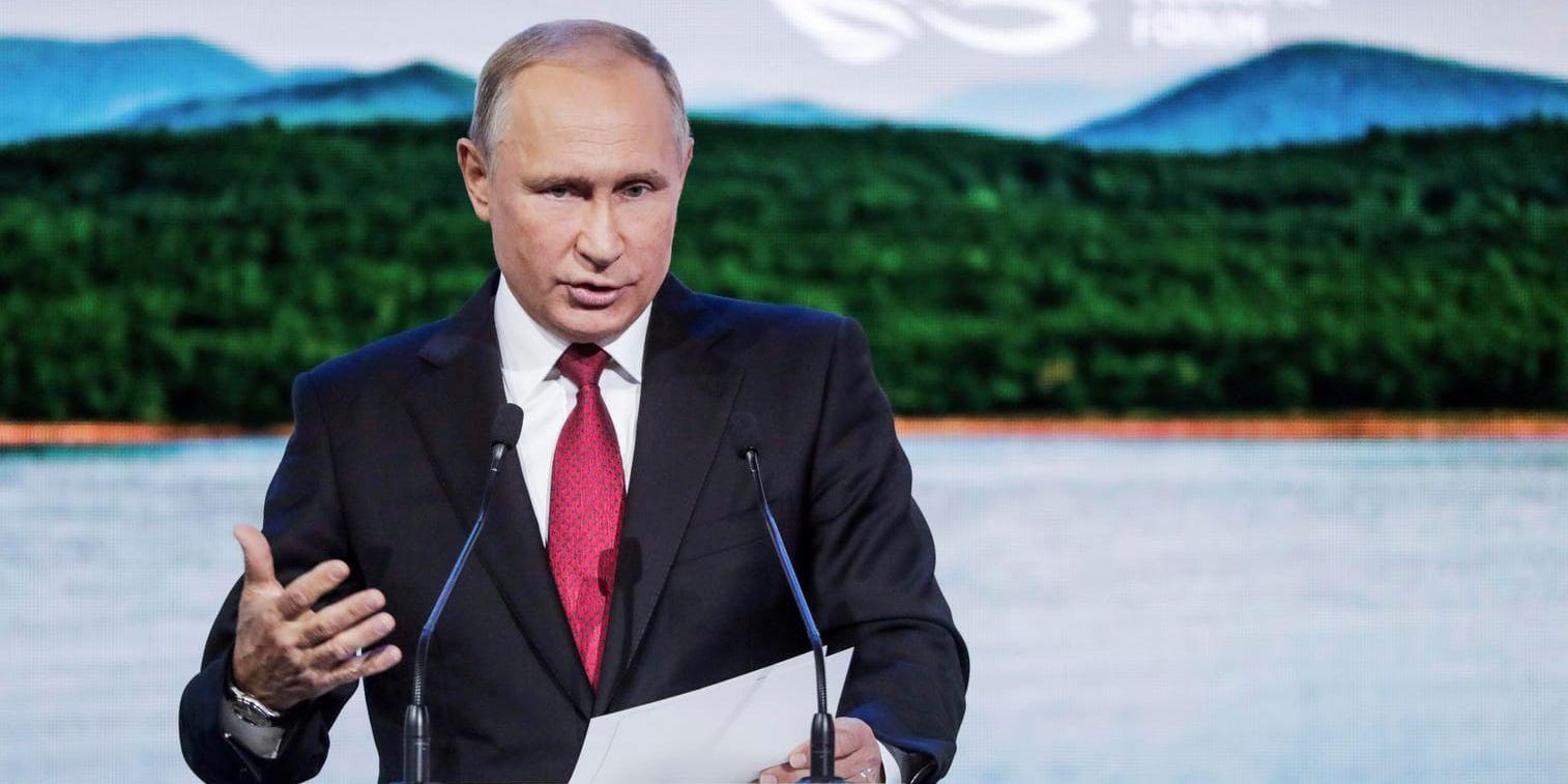 Rysslands president Vladimir Putin under en konferens i Vladivostok under onsdagen, där även bland andra Japans premiärminister Shinzo Abe och Kinas president Xi Jinping närvarar.