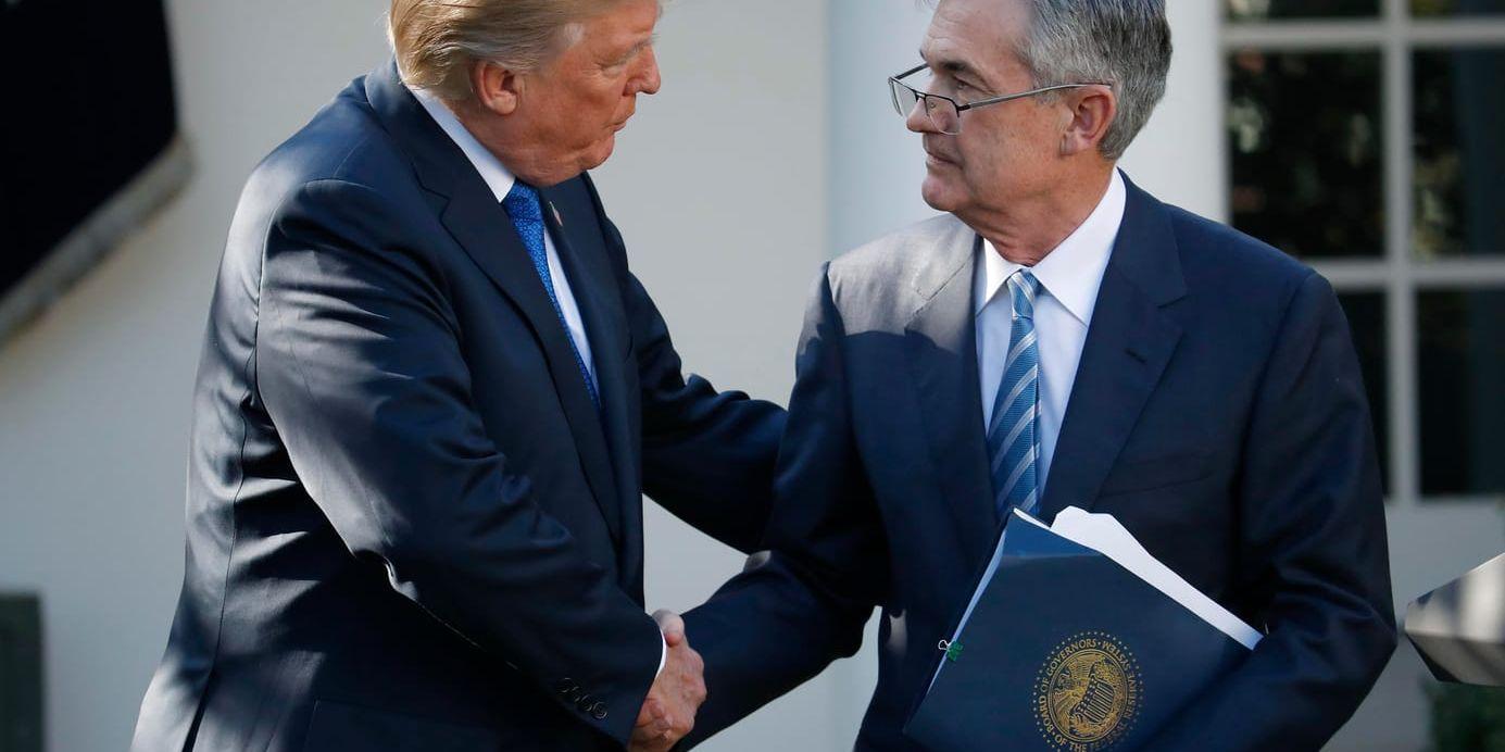 Donald Trump skakar hand med Jerome Powell strax efter att presidenten offentliggjort att han nominerat Powell till posten som centralbankschef i november förra året. Arkivbild.