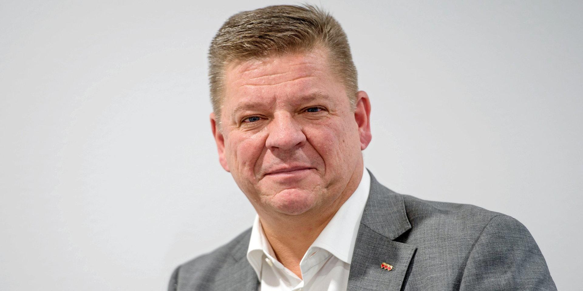 Trots att Carl-Johan Berthilsson (M) har en heltidsanställning plus är småföretagare satsar han mer än 40 timmar i veckan på politiken.