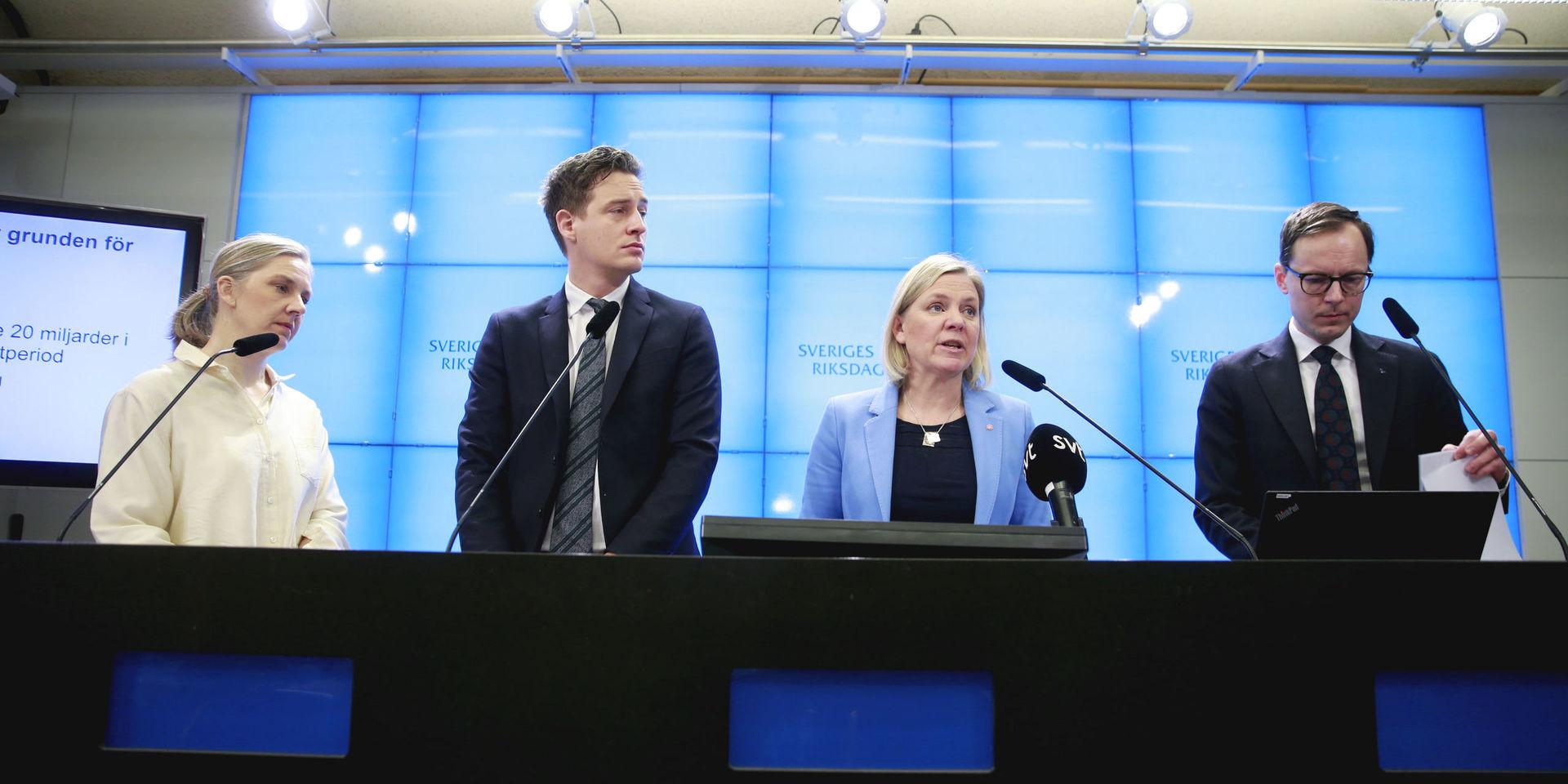 Karolina Skog (MP), Emil Källström (C), finansminister Magdalena Andersson S) och Mats Persson (L) presenterar nya satsningar under en pressträff i riksdagens presscenter. Det blir fem nya miljarder till kommunsektorn.