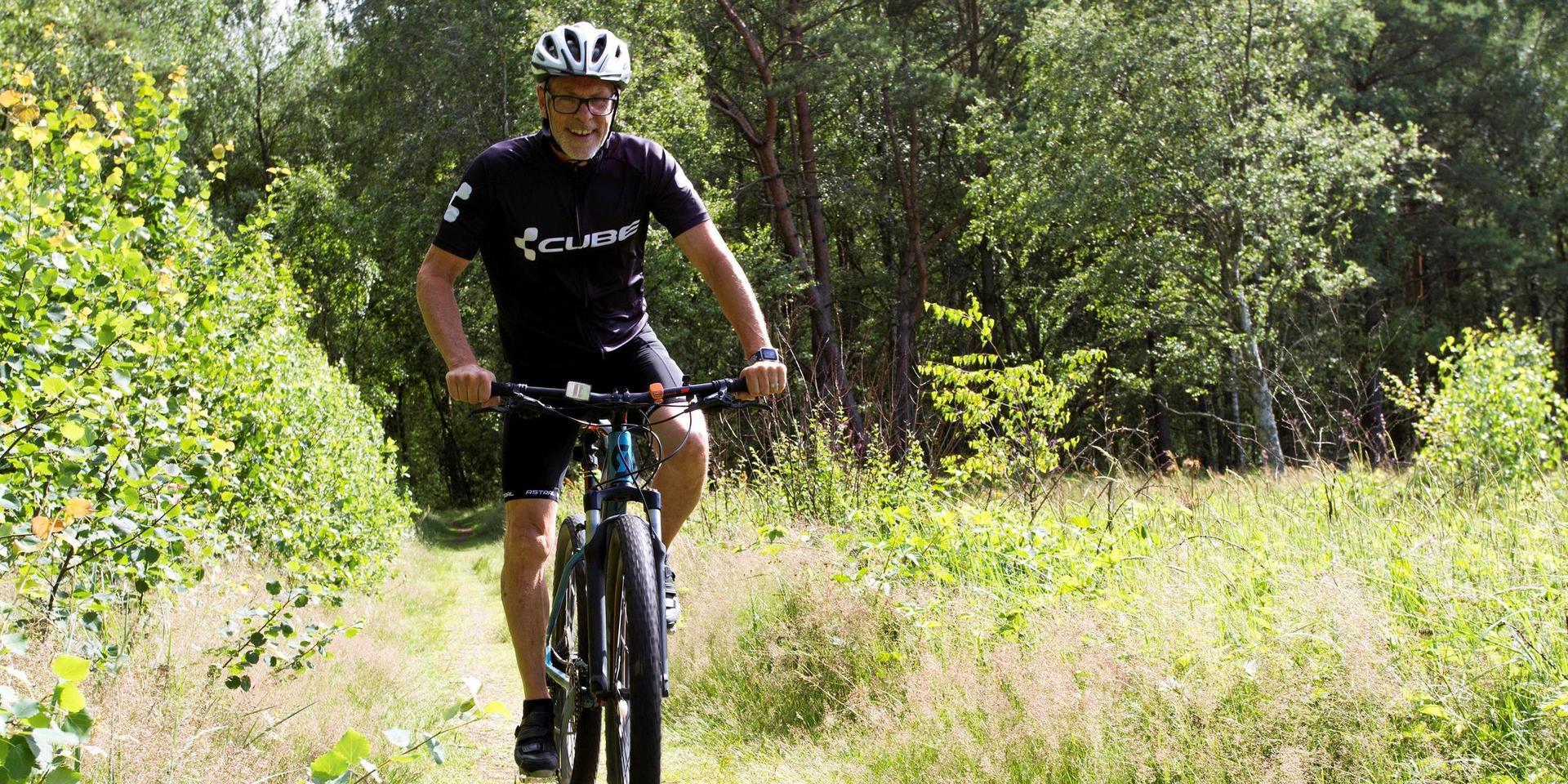 Per Brolléus, radioprofil från Ljungby som är utlånad till Radio Halland. Halland inbjuder till att cykla, tycker Per som börjar turerna i Svarvareskogen i Skummeslövsstrand.