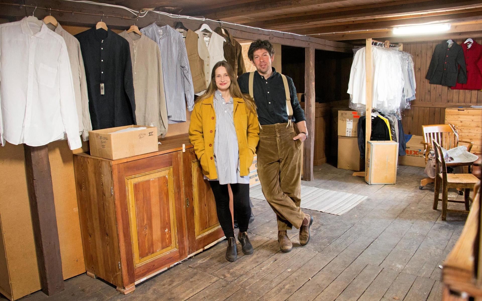 I en lada i Ysby har samboparet Joar Nilsson och Fredrika Byman Moberg satt upp en klädbutik. Än så länge har butiken inga fasta öppettider, hugade kunder får boka tid för provning.