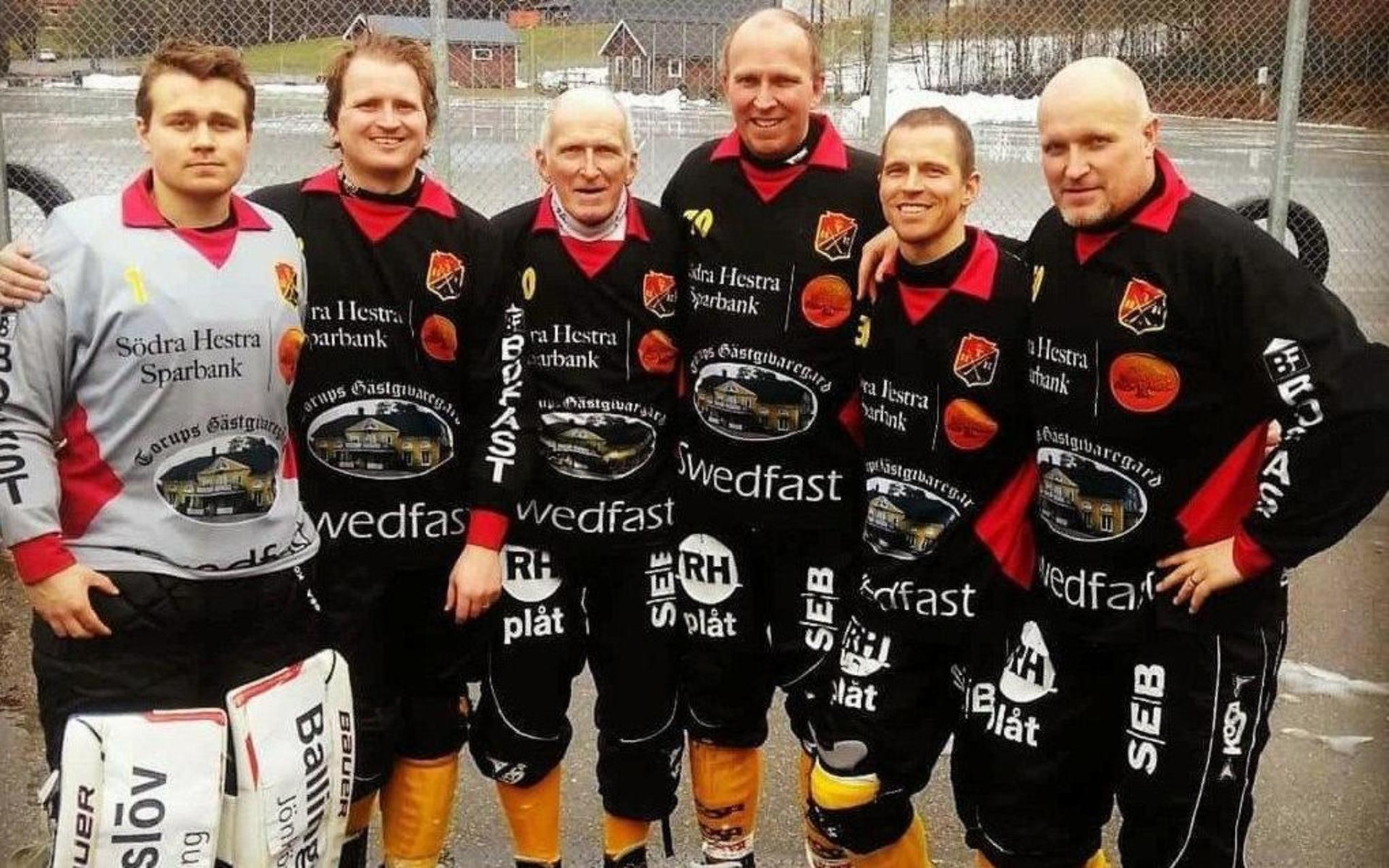 Sex spelare från familjen Torhall inför en seriematch. Från vänster Hampus, Lars, Bengt-Åke, Sven, Erik och Anders.
