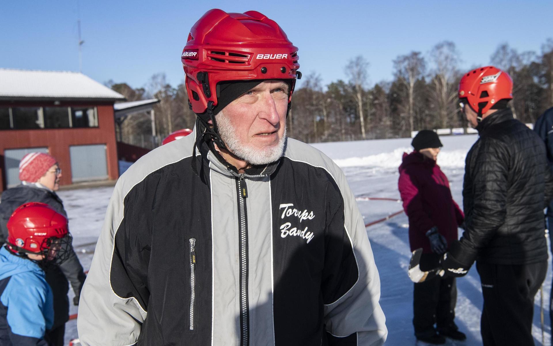 Bengt-Åke Torhall fyller 80 år i december, men tränar fortfarande bandy. I fjol spelade han två matcher i Torup.