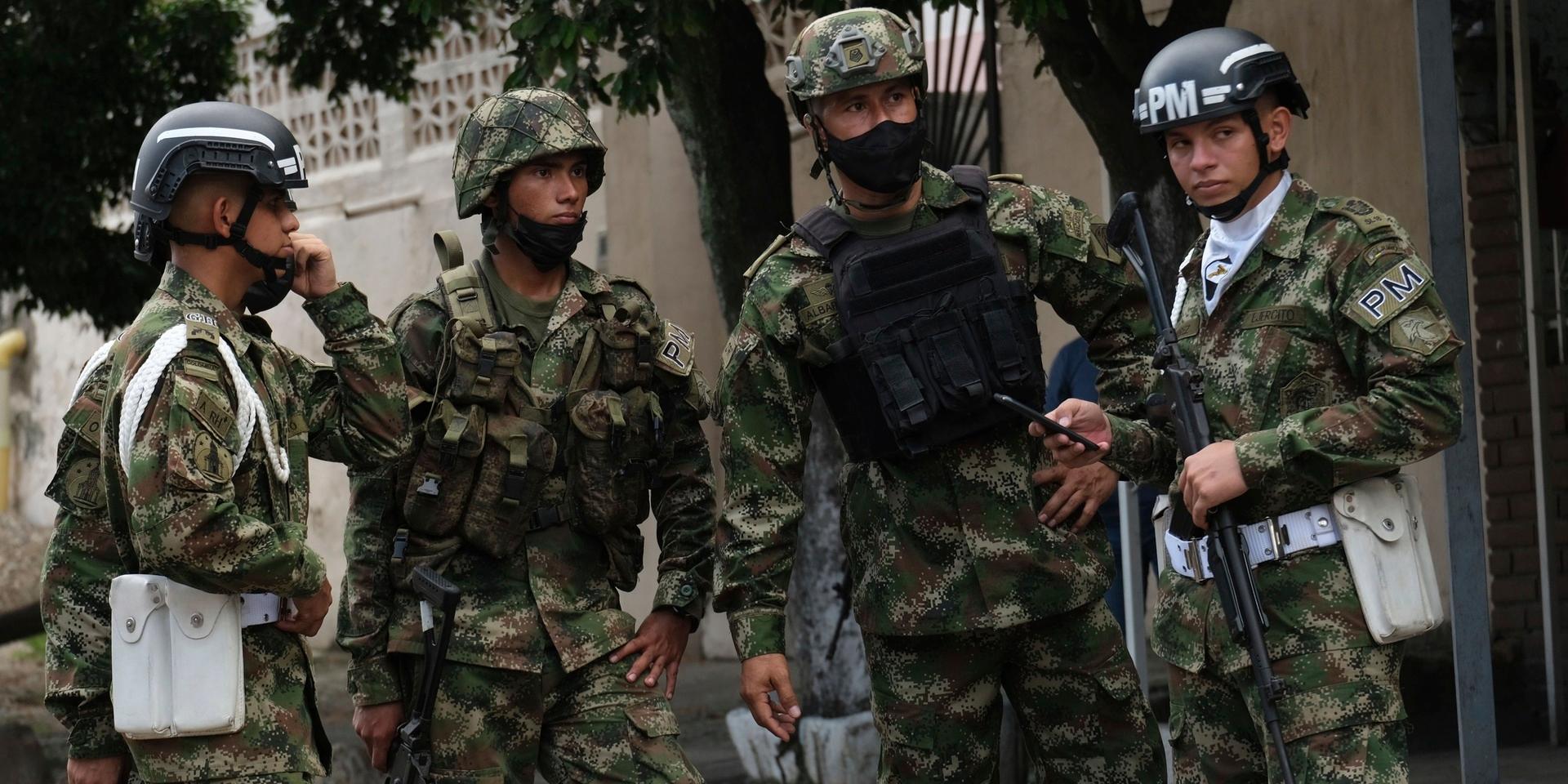 Colombiansk militär bevakar en gata tidigare i år.