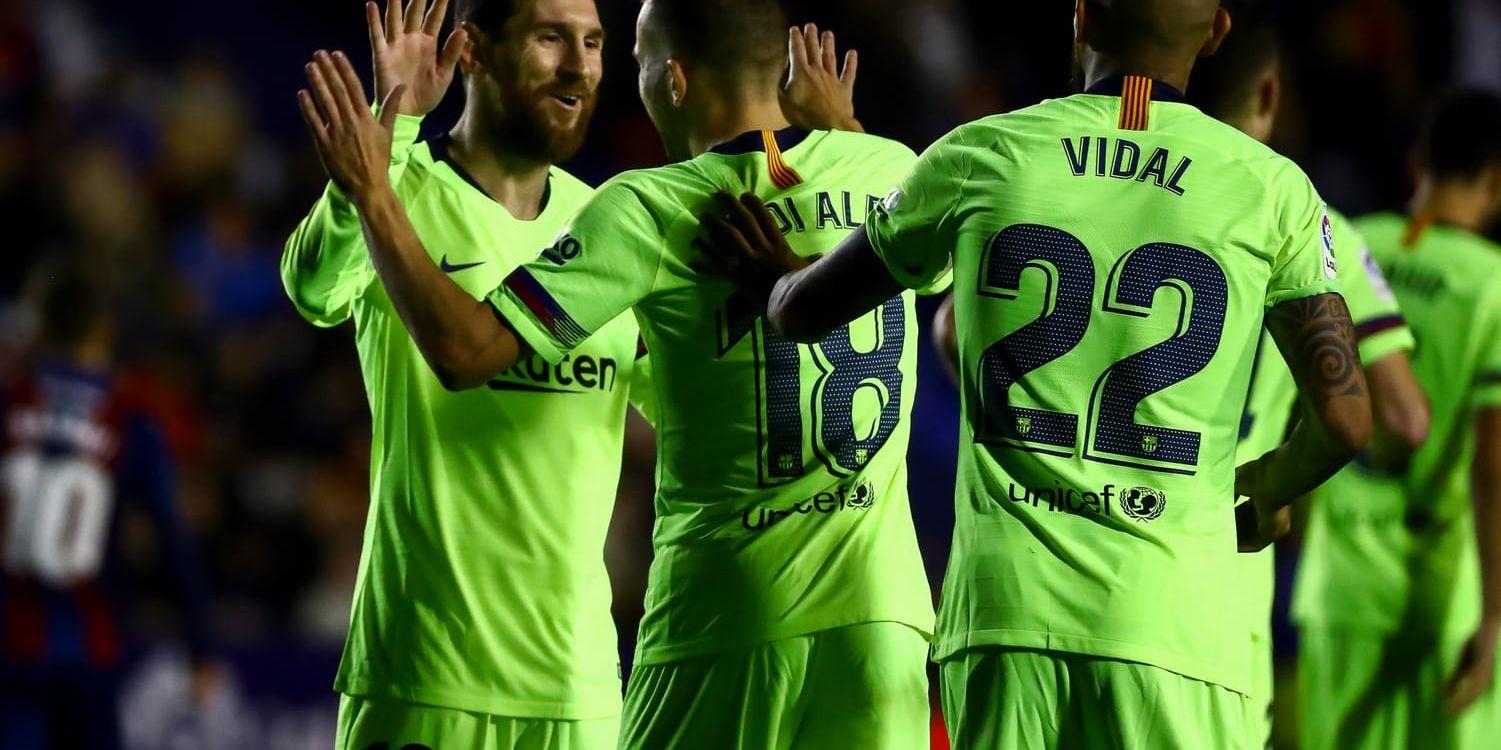 Lionel Messi, till vänster, firar ett av sina mål med lagkamraterna i Barcelona.
