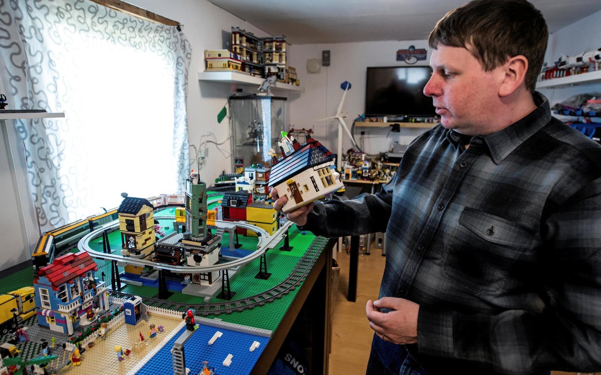 Mikael Malmkvist i sitt eget kryp in där han lever i sin Lego-värld.