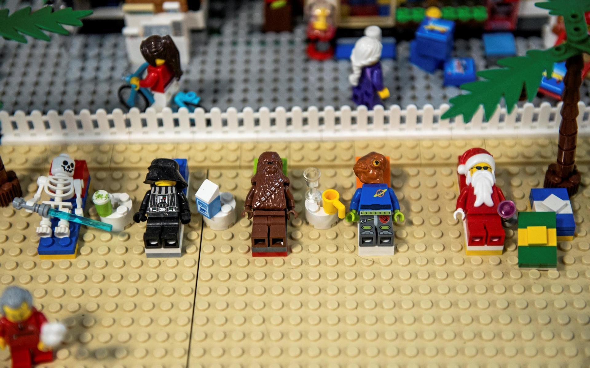 Många olika figurer samsas i Mikaels Lego-land