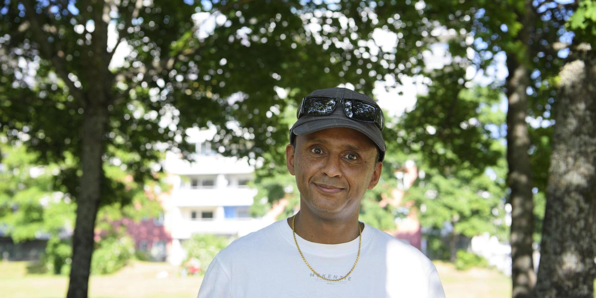 'Det är fel att begränsa asylsökandes möjligheter', säger Fesshaye Ressom i Norsborg, som själv var ny i Sverige för 30 år sedan.