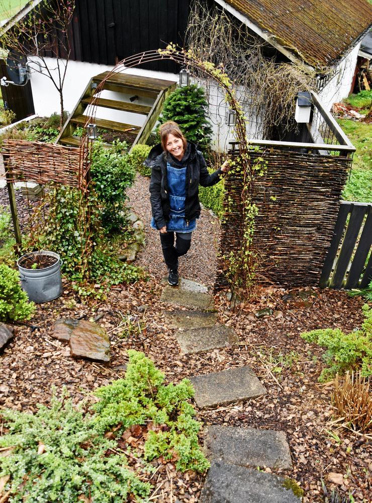 Lena Wallin kommer också välkomna besökare in i sin trädgård. Här finns bland annat vattenfall, ett växthus, en stuga och ett oändligt antal platser för en kopp kaffe i lugn och ro. 