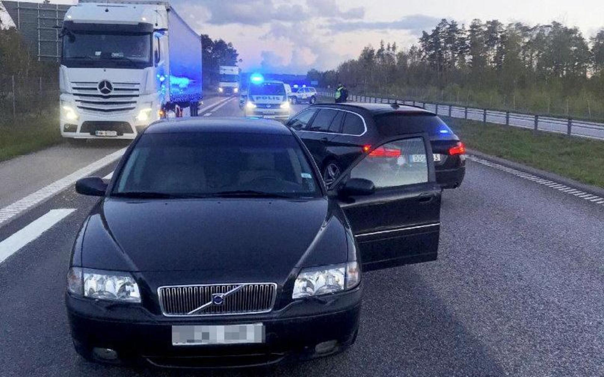 Bilföraren i den svarta Volvon saknar körkort och var påverkad av alkohol och narkotika. Volvon körde på den civila polisbilen på motorvägen E 6 i höjd med Mellbystrand.