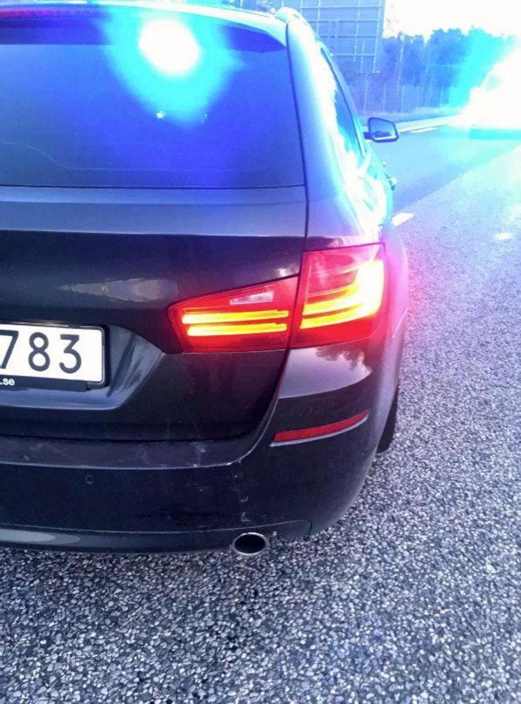 Den civila polisbilen blev påkörd i samband med den stoppade rattfylleristen i Volvon. Bilföraren åtalas därför också för skadegörelse och krävs på att betala självrisken som gick på 3 000 kronor.