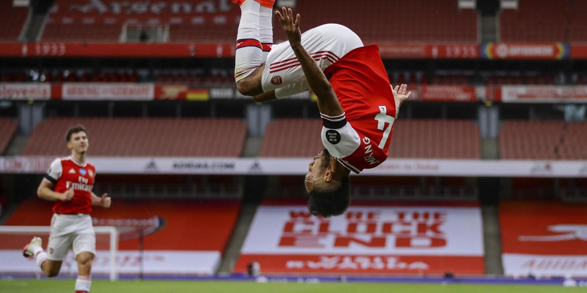 Arsenals Pierre-Emerick Aubameyang visade upp sina akrobatiska färdigheter efter ett av sina två mål hemma mot Norwich. 