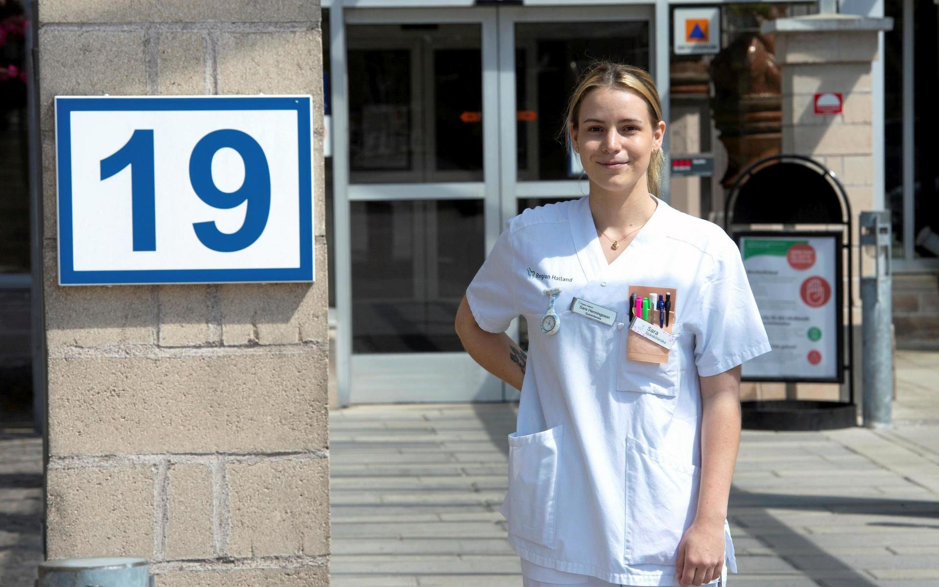 Sara Henningsson trivs i sin roll som sjuksköterska. Hon hoppas att uppmärksamheten kring jobbet under pandemin kommer få fler att söka sig till yrken inom vården.