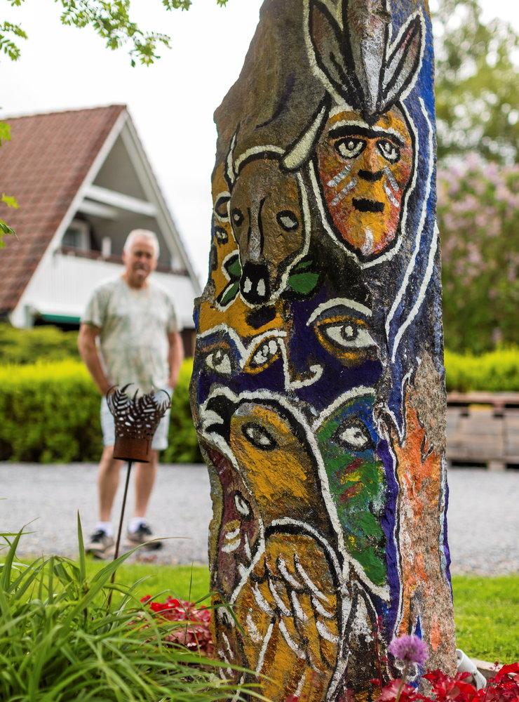 En tatuerare har målat stenen som blir ett utropstecken i trädgården.