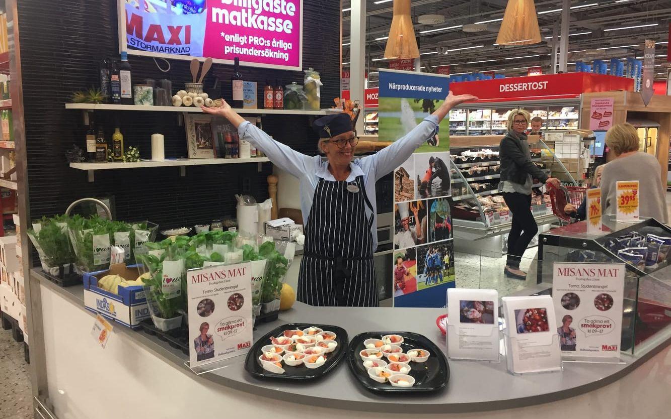 Öppna armar. UllaMi Nyhuus bjuder in kunderna på Ica att smaka på melonsalladen – som är perfekt för både studentfesten och pensionärskalaset. Bild: Michael Ahlberg