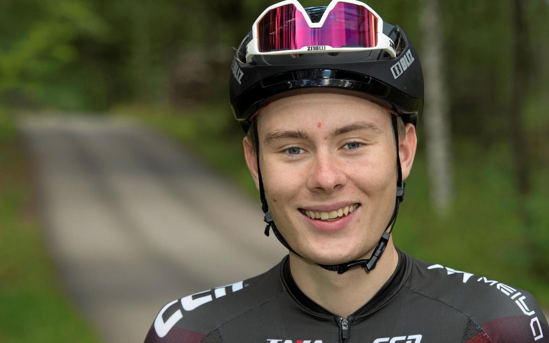 Coronapandemin har fått cykelproffset Andreas Andersson från Oskarström att trampa ny mark in i det civila arbetslivet. Men på lördag gör han tävlingscomeback i tempo-SM.