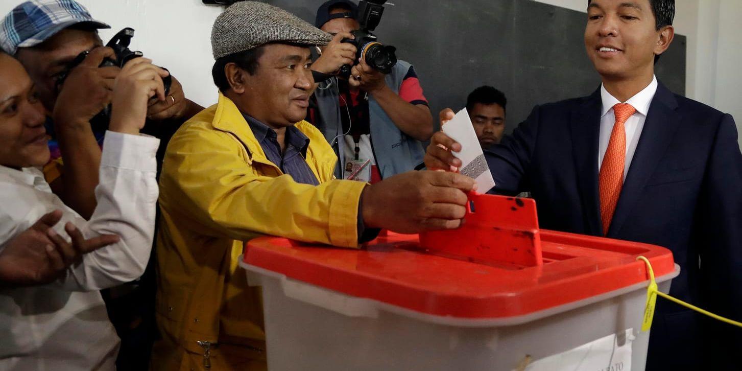 Andry Rajoelina (höger) vann presidentvalet i Madagaskar. Arkivbild från valdagen.