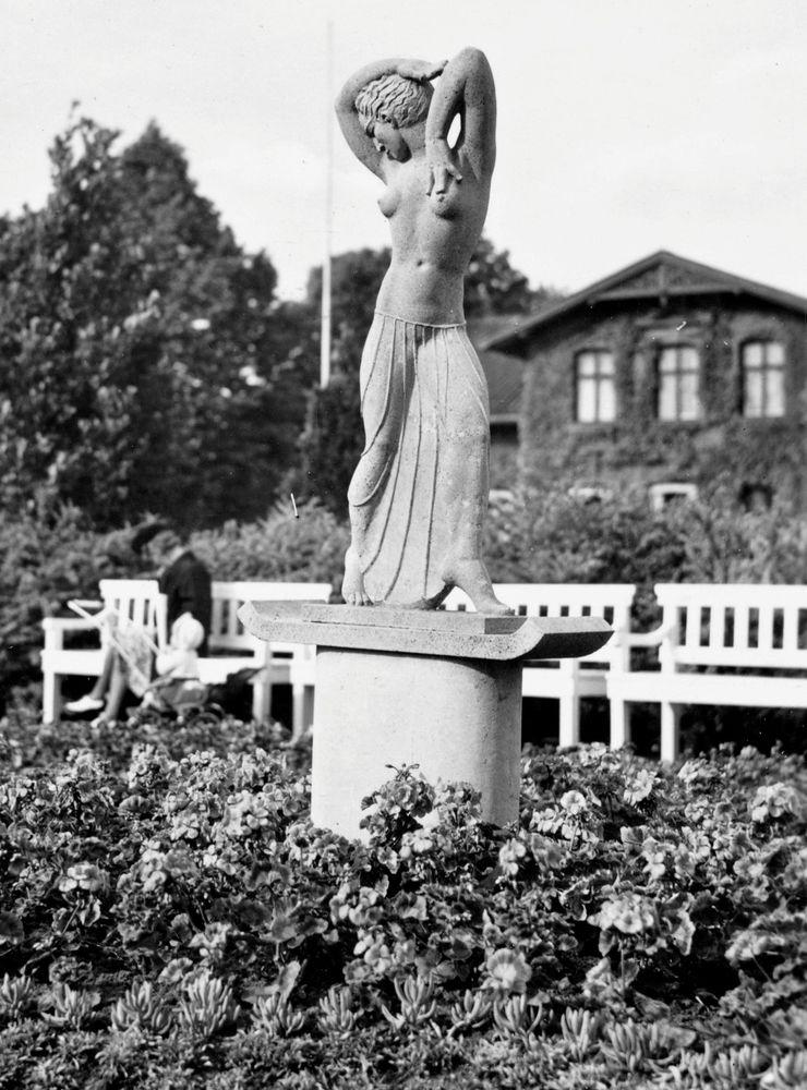 ”Danserskan” – staty av Axel Lindskog.