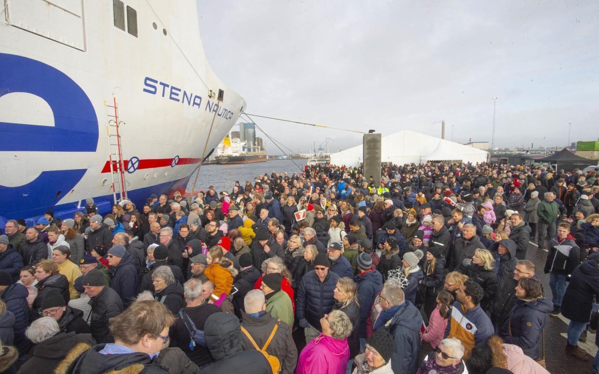 Att samlas så här många människor, och stå så tätt inpå varandra hade varit otänkbart i dag. Men det var det inte 1 februari i år när den nya färjelinjen till Grenå invigdes. 