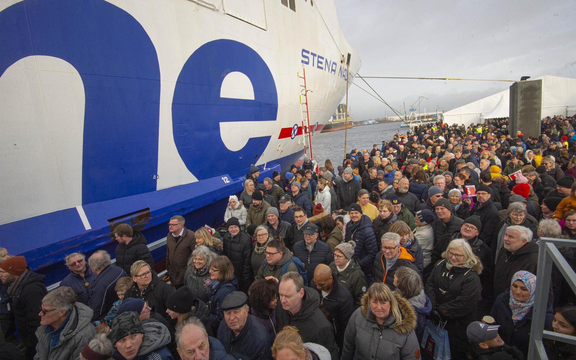 Omkring 7 500 personer tog sig till hamnen för att se på när Danmarksfärjan återvände till Halmstad. 