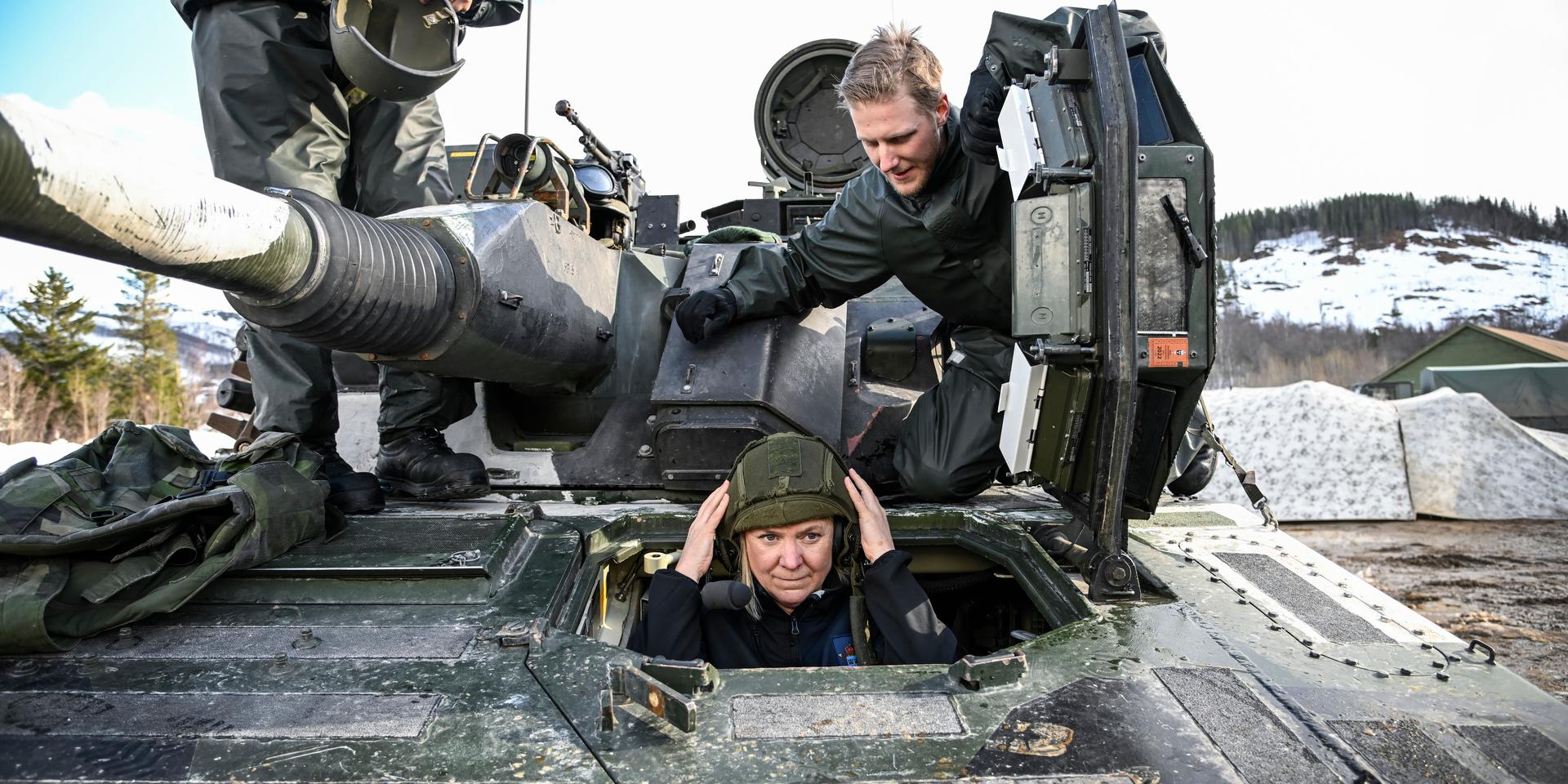 Cold Response är en norskledd vinterövning där Nato- och partnerländer deltar. Sverige deltog med 1 500 soldater och officerare och organiseras tillsammans med finska arméförband. På bild syns statsminister Magdalena Andersson, som deltog i övningen. 