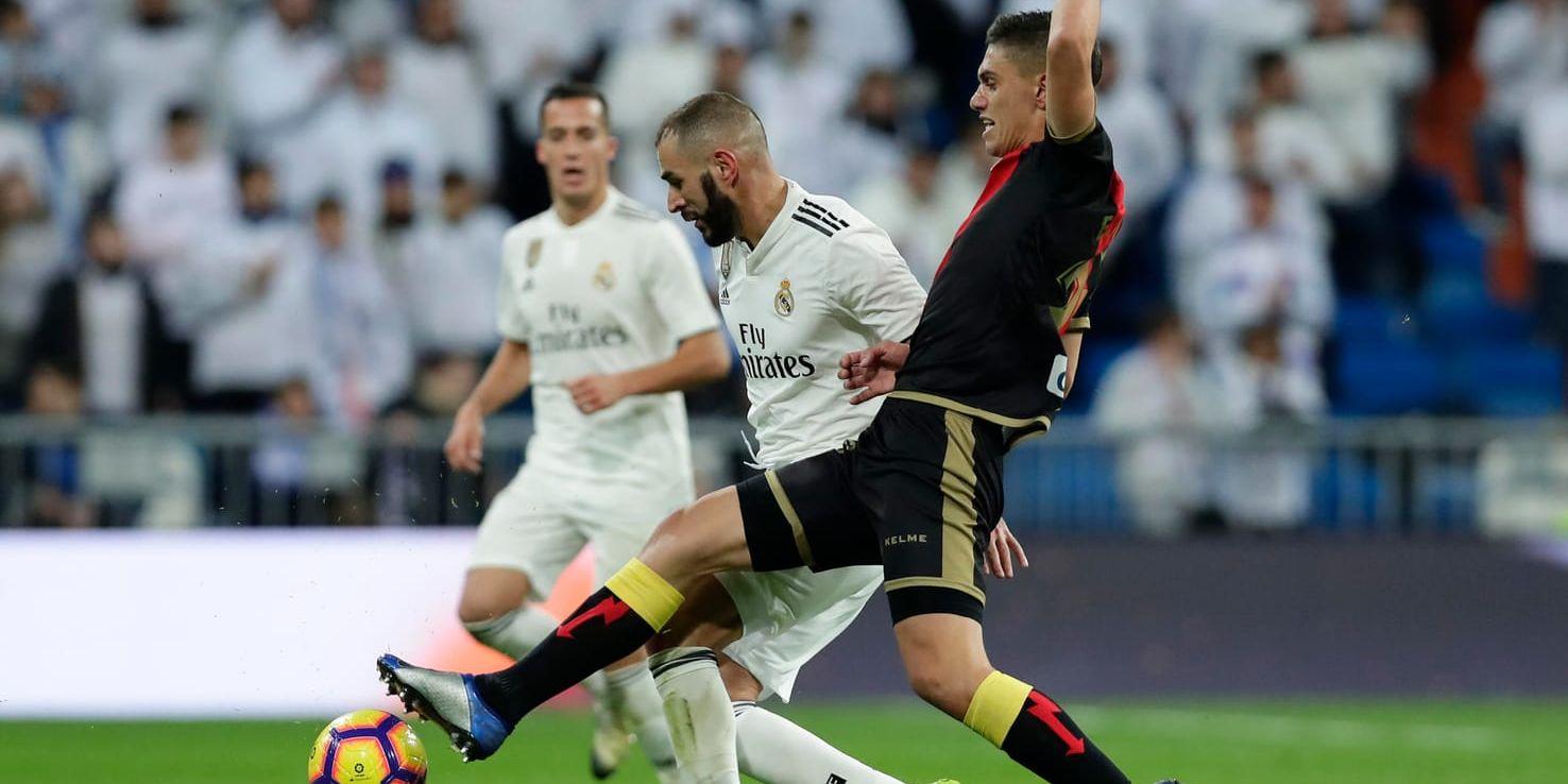 Karim Benzema, i mitten, blev matchvinnare för Real Madrid hemma mot Rayo Vallecano.