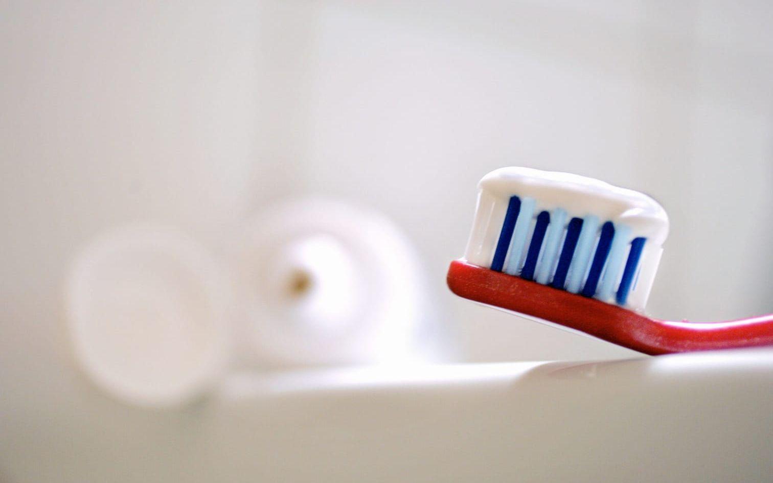 Spartips 6. Stäng av vattnet under tiden du borstar tänderna. Under tre minuters tandborstning kan 36 liter vatten sparas. Bild: HP, arkiv