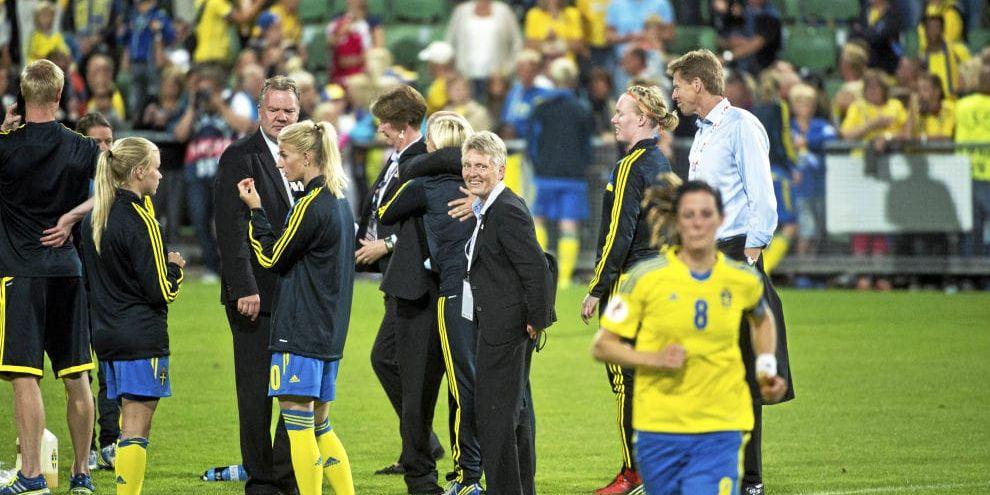 En lycklig kvinna. En leende Susanne Erlandsson (i mitten), Halmiabasen som är ordförande för dam-EM:s centrala organisationskommitté, firar med landslagsspelarna efter Sveriges 3–1-seger mot Italien på Örjans vall.
