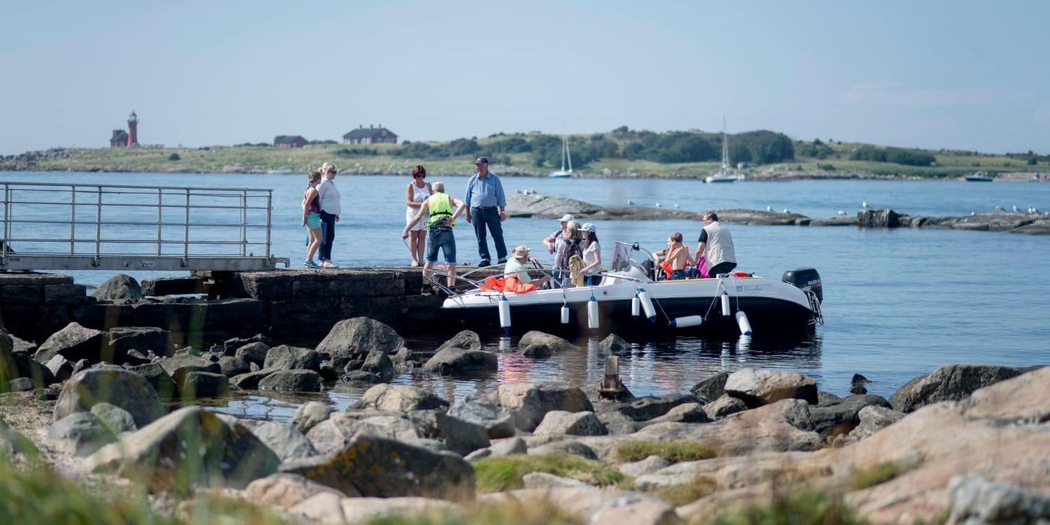 Ingvar Andersson, i blå skjorta, ansvarade för säkerheten och såg till att ingen av besökarna druttade i vattnet där båtarna lade till vid Trången i Tylösand. "Jag har träffat så många positiva och glada personer de här dagarna", säger han. Bild: Benjamin Andreasson.