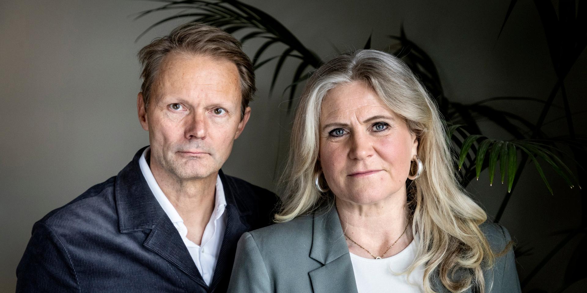 Simulerar. SVT:s Felix Herngren och Camilla Kvartoft står för en ny satsning där kriser simuleras för att testa krisberedskapen.